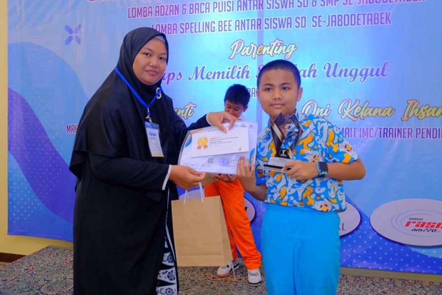 Hilmi Mecca Raih Juara 1 Lomba Baca Puisi SD Islam terbaik di Cibubur - sd silaturahim islamic school