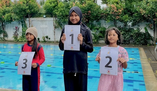 Juara Umum O2SN Renang di Kecamatan Jatisampurna Aina Husna Sulaiman