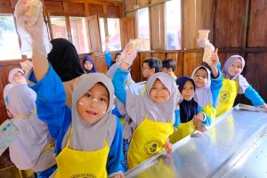 Serunya Field Trip Siswa SD Silaturahim Islamic School Belajar Membuat Tempe dan Mie Sehat di Rumah Ceria Seribu Pulau!